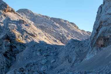 güneşli dağ tarafında sabah