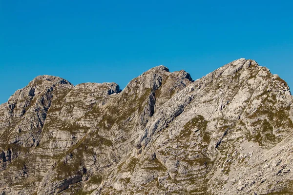 阳光明媚的白天的山脉皮耶 — 图库照片