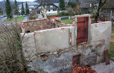 Eski rustik demir kapı yıkıldı duvar
