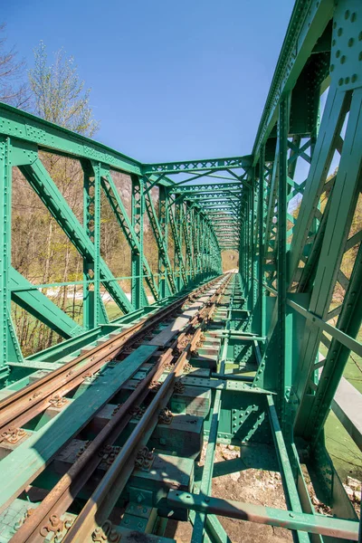Color Verde Tren Puente Lado Derecho — Foto de Stock