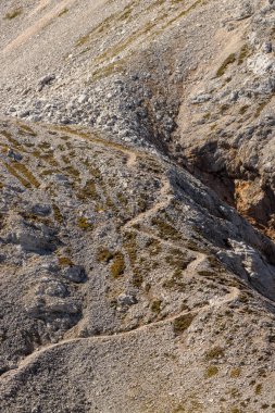 zikzak dağ yolu biraz ot ile