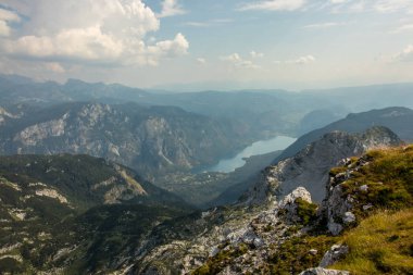 Bohinj Gölü ve çevre dağlar vadiden