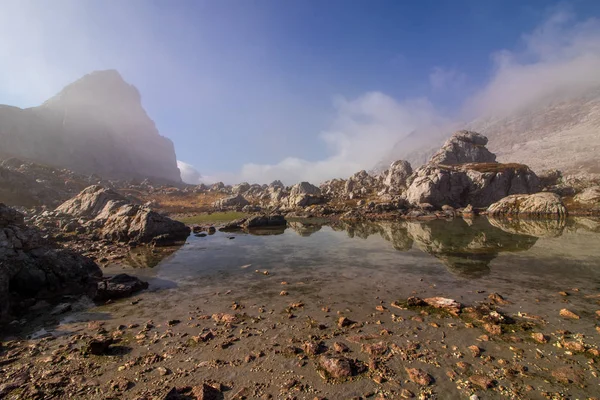 Lago Montanha Névoa Manhã — Fotografia de Stock