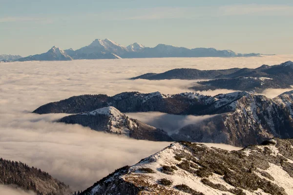 Горы Окруженные Туманом — стоковое фото