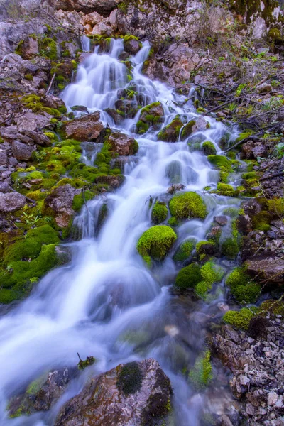 Wasser Fließt Über Moosbewachsene Felsen — Stockfoto