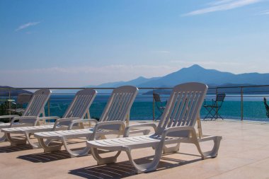 Yunanistan deniz manzarası havuzu sandalye