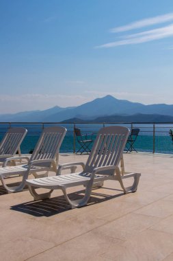 okyanusa bakan havuzu sandalye