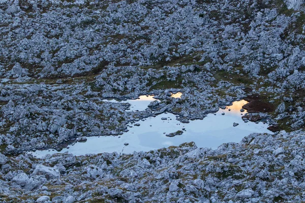 Lago Montanha Rodeado Rochas — Fotografia de Stock