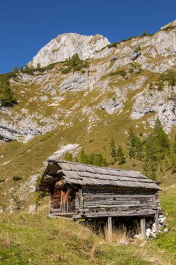 Dağın Mielj Vrh arkasında dağ kulübesi
