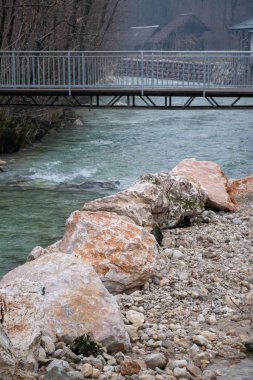köprü önünde büyük kayalar