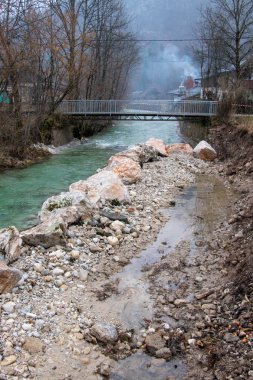 büyük taşlarla dolu nehrin yarısı
