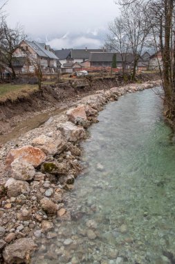 taşlarla dolu nehrin yarısı