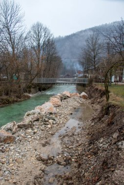 büyük taşlarla dolu nehrin yarısı