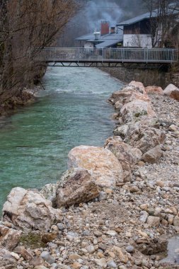 köprü önünde büyük ağır kayalar