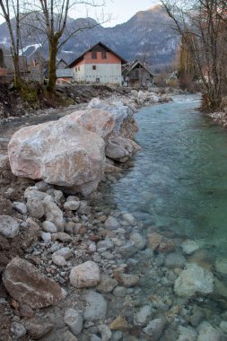 nehirde büyük kayalar