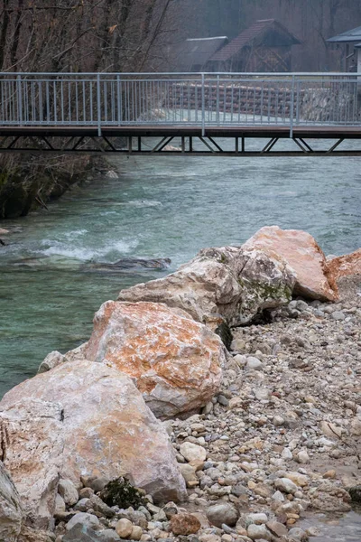 köprü önünde büyük kayalar