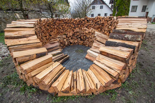 building inside layer of round wood pile