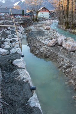 nehir üzerinde şantiye