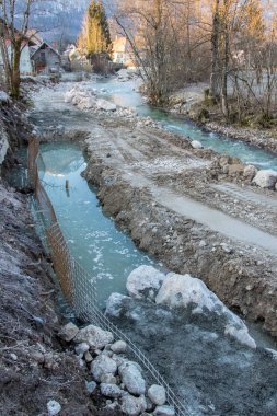 sıfırdan nehir kıyısı bina
