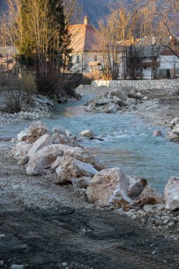 nehir dere bazı büyük kayalar
