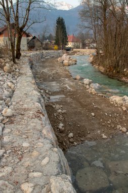 köyde beton nehir kıyısı