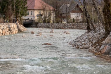 nehirde büyük kayalar