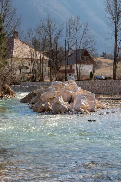 nehirde kayaların büyük kazık