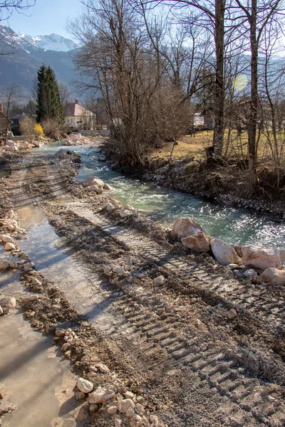 nehir yanında çamurlu yol