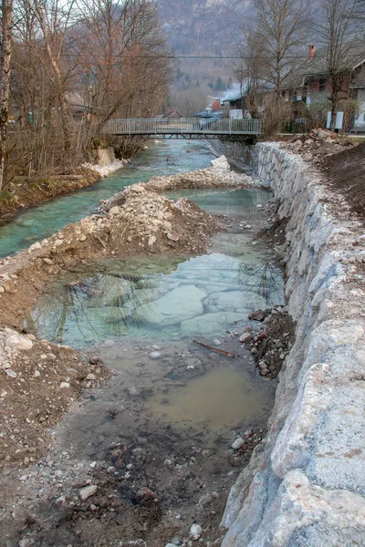 nehir yanında küçük gölet