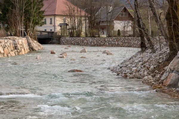 nehirde büyük kayalar