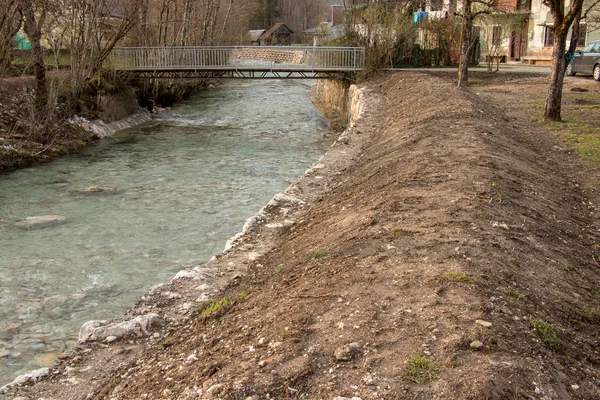 Rifinito Riva Del Fiume Nel Villaggio — Foto Stock