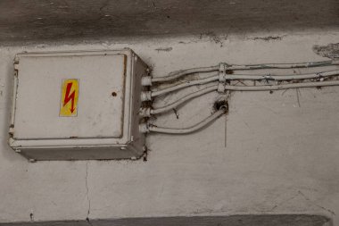 duvarda eski rustik elektrik dolabı