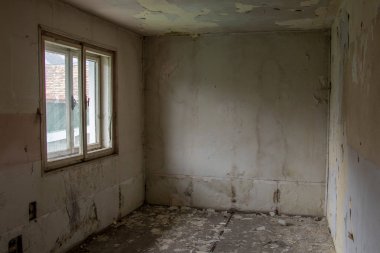 boş bir odada eski pencere