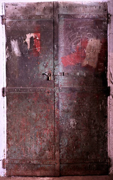 Старая Деревенская Железная Дверь — стоковое фото
