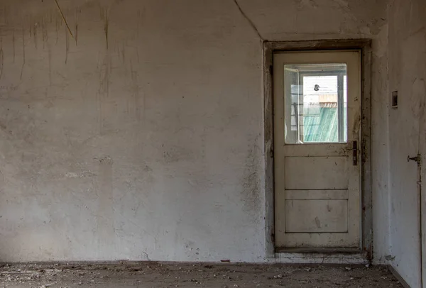 Старая Ржавая Дверь Здании — стоковое фото