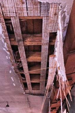 eski binada hasarlı tavan