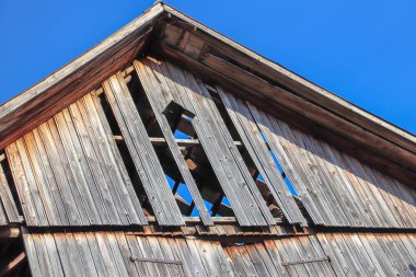 eski bir binanın hasarlı çatı