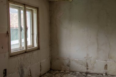 eski binada hasarlı pencere