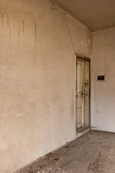 Поврежденная Дверь Старом Здании — стоковое фото