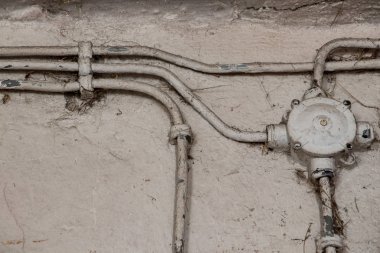 duvarda elektrik kabloları