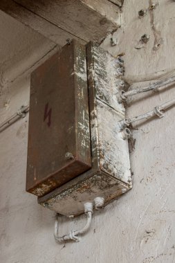 eski tozlu elektrikli kutu