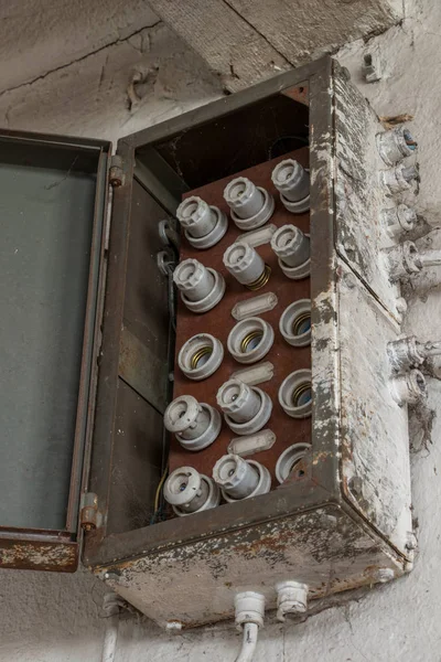 Старая Пыльная Электрическая Коробка Предохранителями — стоковое фото