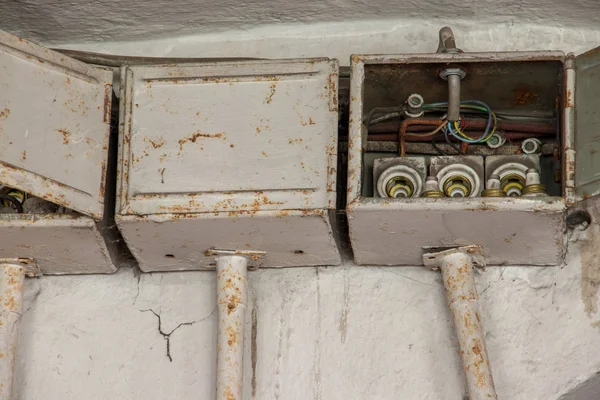 Три Старых Электрических Ящика Стене — стоковое фото
