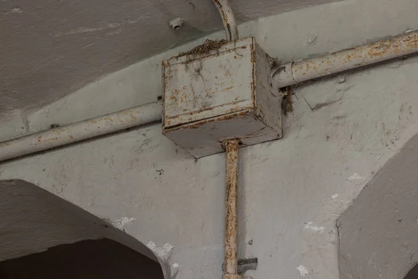 Старые Электрические Ящики Стене Трубами — стоковое фото