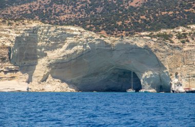 Kleftiko Plajı-Yelkenli tekne