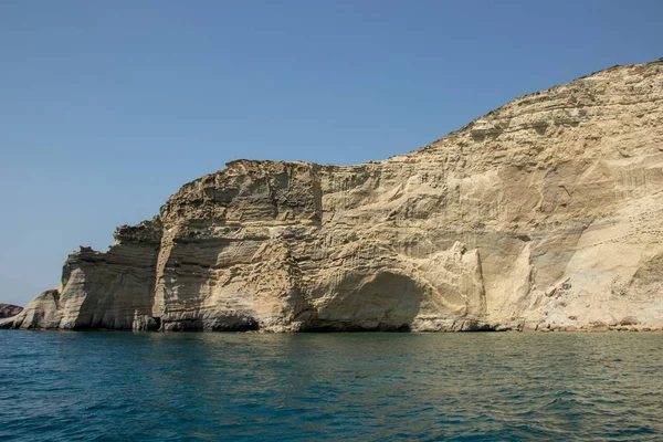 Kleftiko Plajı üzerinde kıyı şeridi, Milos Adası