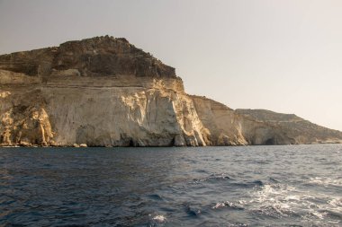 Milos kıyı şeridinde sabah güneş ışığı