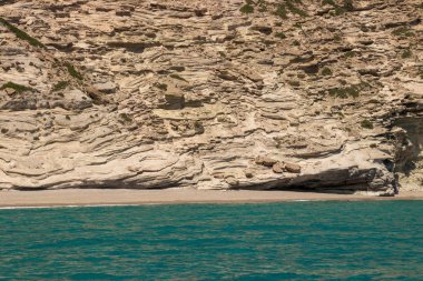 Kalamos sahilindeki kayalıklar