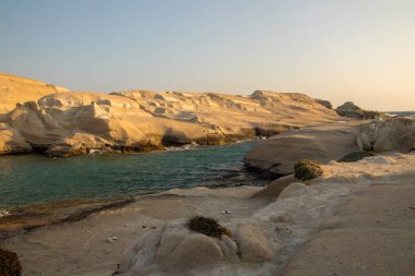 Sabah gün doğumu Sarakiniko plaj, Milos adası