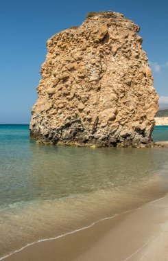 denizden bakan büyük kaya, Milos